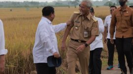 Ketua Umum Partai Gerindra Prabowo Subianto dan Gubernur Jawa Tengah sekaligus kader PDI Perjuangan Ganjar Pranowo. (Dok. Tim Media Prabowo Subianto) 
