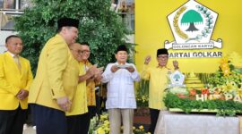 Ketua Umum Partai Gerindra Prabowo Subianto bersama Ketua Umum Golkar Airlangga Hartarto dalam acara tasyakuran HUT ke-59 Golkar. (Dok. Tim Media Prabowo Subianto)