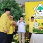 Ketua Umum Partai Gerindra Prabowo Subianto bersama Ketua Umum Golkar Airlangga Hartarto dalam acara tasyakuran HUT ke-59 Golkar. (Dok. Tim Media Prabowo Subianto)