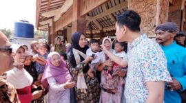 Gibran Rakabuming mengunjungi sentra kerajinan tembaga di Tumang, Cepogo, Boyolali, Sabtu, (28/10/2023). (Dok. Tim Media Prabowo-Gibran)