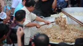 Capres Koalisi Indonesia Maju, Prabowo Subianto, menghadiri acara 'Masak Besar: Bobon Santoso dan Kopra (Konco Prabowo)' di Cilincing, Jakarta Utara.  (Dok. Tim Media Prabowo-Gibran)