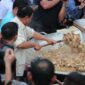 Capres Koalisi Indonesia Maju, Prabowo Subianto, menghadiri acara 'Masak Besar: Bobon Santoso dan Kopra (Konco Prabowo)' di Cilincing, Jakarta Utara.  (Dok. Tim Media Prabowo-Gibran)