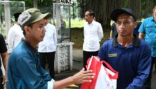 Presiden Jokowi menyaksikan penyerahan bantuan paket sembako bagi masyarakat di sekitar Kompleks Istana Kepresidenan Bogor. (Dok. Setkab.go.id)

