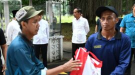 Presiden Jokowi menyaksikan penyerahan bantuan paket sembako bagi masyarakat di sekitar Kompleks Istana Kepresidenan Bogor. (Dok. Setkab.go.id)

