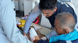 Sebanysk 30 ABK dievakuasi dalam keadaan lemas dan trauma berat.