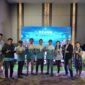  Petani semi serius memindai QR Code SETIA, jadi #jaga panen tanpa khawatir produk palsu. (Dok. Syngenta Indonesia)