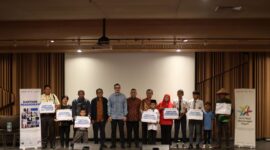 Jajaran Direksi Sinar Mas Land bersama penerima Program Bantuan Pendidikan 2025 pada 15 Agustus 2025 di Auditorium Green Office Park (GOP) 9, BSD City. Pada tahun ini, jumlah bantuan pendidikan senilai Rp300 juta untuk 306 orang penerima manfaat, mulai dari anak-anak karyawan non-staff Sinar Mas Land, siswa/i jenjang PASP (Pendidikan Anak Setingkat PAUD), hingga anak-anak dari petani binaan CSR Sinar Mas Land di sekitar lingkungan proyek perusahaan.