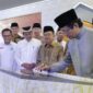 Menteri Agama Republik Indonesia Nasaruddin Umar (kanan) melakukan seremoni penandatanganan prasasti Masjid Raya Baitul Mukhtar BSD City yang disaksikan oleh Jusuf Kalla (Ketua Dewan Masjid Indonesia), Mochamad Maesyal Rasyid (Bupati Tangerang) , Saleh Husin (Ketua Umum Yayasan Muslim Sinar Mas) pada acara peresmian Masjid Raya Baitul Mukhtar BSD City pada 29 Agustus 2025.