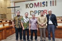 Sengketa lahan seluas 1.716 hektare di Kalimantan Barat yang dikaitkan dengan PT Bumi Pratama Khatulistiwa, anak usaha Wilmar Group, menjadi sorotan setelah berlarut lebih dari 23 tahun. Ahli waris menuntut kompensasi Rp576,5 miliar dan penyelesaian sengketa, sementara rekomendasi RDPU Komisi III DPR RI pada Maret 2025 disebut belum mendapat tanggapan dari pihak korporasi terkait. (Dok. Bambang Haryanto)