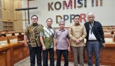 Sengketa lahan seluas 1.716 hektare di Kalimantan Barat yang dikaitkan dengan PT Bumi Pratama Khatulistiwa, anak usaha Wilmar Group, menjadi sorotan setelah berlarut lebih dari 23 tahun. Ahli waris menuntut kompensasi Rp576,5 miliar dan penyelesaian sengketa, sementara rekomendasi RDPU Komisi III DPR RI pada Maret 2025 disebut belum mendapat tanggapan dari pihak korporasi terkait. (Dok. Bambang Haryanto)