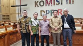 Sengketa lahan seluas 1.716 hektare di Kalimantan Barat yang dikaitkan dengan PT Bumi Pratama Khatulistiwa, anak usaha Wilmar Group, menjadi sorotan setelah berlarut lebih dari 23 tahun. Ahli waris menuntut kompensasi Rp576,5 miliar dan penyelesaian sengketa, sementara rekomendasi RDPU Komisi III DPR RI pada Maret 2025 disebut belum mendapat tanggapan dari pihak korporasi terkait. (Dok. Bambang Haryanto)