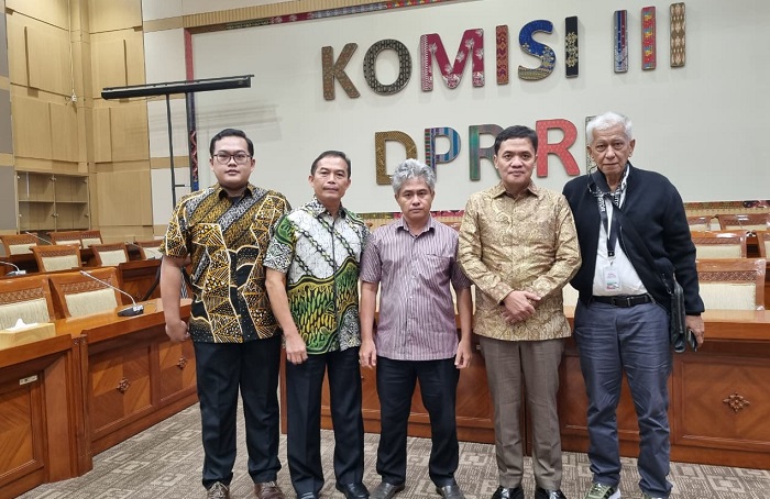Sengketa lahan seluas 1.716 hektare di Kalimantan Barat yang dikaitkan dengan PT Bumi Pratama Khatulistiwa, anak usaha Wilmar Group, menjadi sorotan setelah berlarut lebih dari 23 tahun. Ahli waris menuntut kompensasi Rp576,5 miliar dan penyelesaian sengketa, sementara rekomendasi RDPU Komisi III DPR RI pada Maret 2025 disebut belum mendapat tanggapan dari pihak korporasi terkait. (Dok. Bambang Haryanto)
